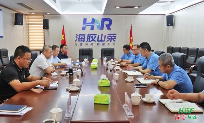 艾軼倫在海南橡膠山榮分公司座談。